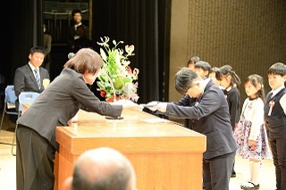 代表の別府さんが賞状を受け取る様子