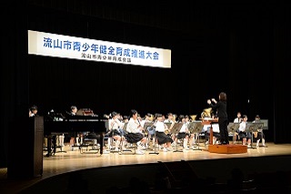 長崎小学校音楽部による演奏の様子