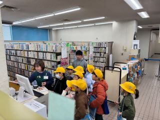 図書館（初石分館）で説明を受ける児童の様子