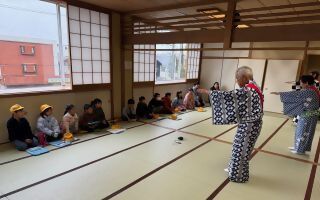 和室で活動していた踊りを楽しむ会の方々を見学する児童の様子