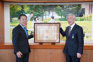 池森政治さんと市長、記念撮影