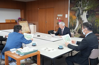 寄附金の使い道について説明を受ける池森さん
