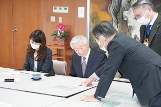 寄附金の使い道について説明する井崎市長
