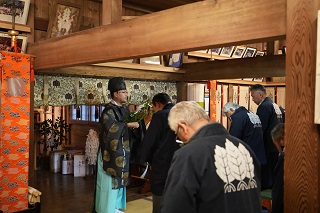 写真：禰宜がおはらいをしている様子