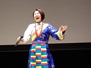 歌うバイマーヤンジンさん