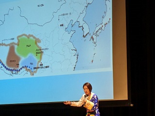 講演するバイマーヤンジンさん