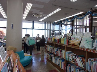 館内案内にて児童室を紹介する様子