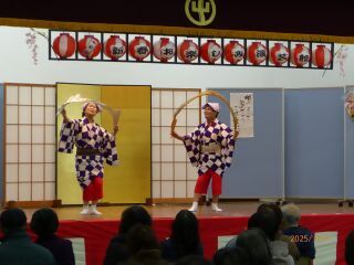 南京玉すだれを披露している様子