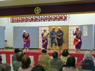 安来節・銭太鼓のサークルの方々の演目の様子