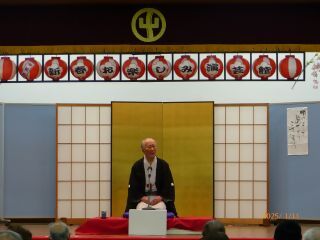 落語を披露している様子