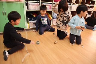 子ども達がコマ回しを楽しんでいる様子