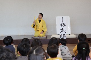 保育士が落語を演じている様子