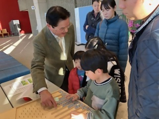 参加者に説明をする伊藤先生