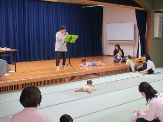 リラックスしながら演奏を聴くお子さんの様子