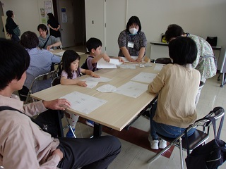 こども読書まつり工作コーナーの様子