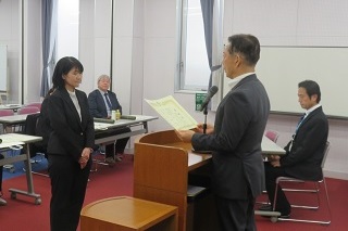 市長から感謝状を受ける相談員