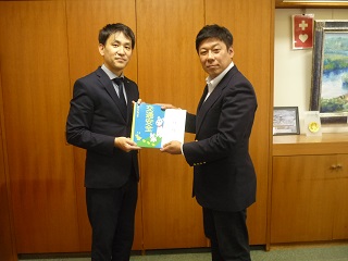 小学生を対象とした交通安全に関するノートの贈呈
