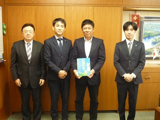 小学生を対象とした交通安全に関するノートの贈呈