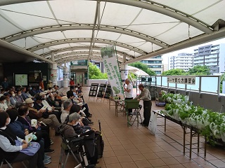 流山おおたかの森駅での講習会の様子と参加者に配布されるゴーヤの苗