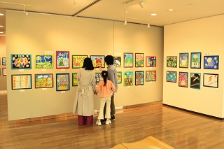 展示を鑑賞する親子連れ
