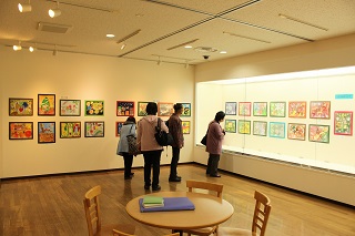 展示を楽しむ親子連れ
