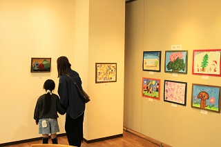 展示を楽しむ親子連れ