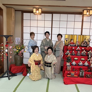 ひな巡り着付の様子