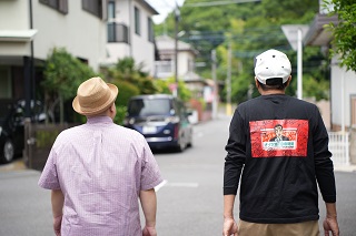 ナイツ塙さんとコンパス西本さんがカメラの前で話している様子の写真