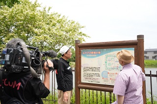 畑で笑顔で話すナイツ塙さんとコンパス西本さんの写真
