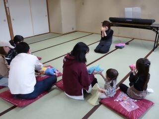 透き通る薄い布を使って遊んでいる様子