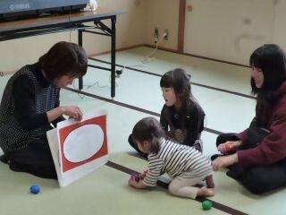 絵の裏から出てくる野菜の名前を当てるゲームをしている様子