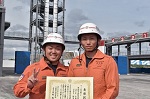 見事優勝したチームの2人