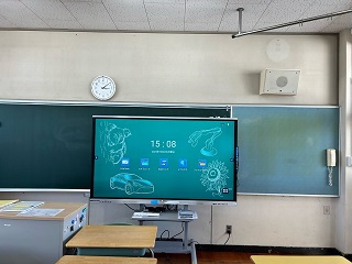通常の黒板の前に設置された電子黒板の写真