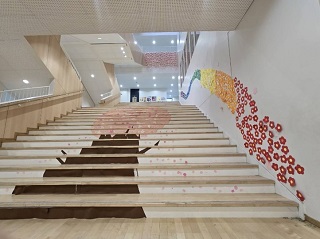 桜の木が描かれた階段の写真