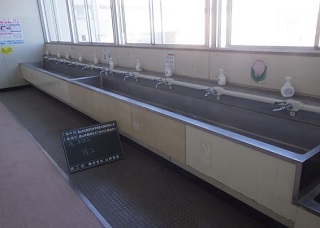 学校内の水飲み場の写真