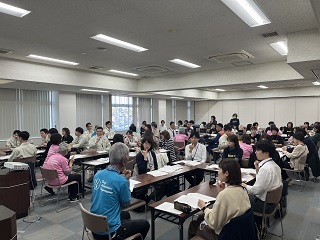 会議室で受講生が班になって話している様子の写真