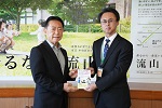 著者の池田吉久さんと市長が出版された本を持って並んでいる様子