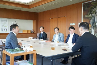 著者の池田さんや市長などが歓談している様子