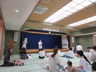 歯みがき講座を聞く参加者の様子