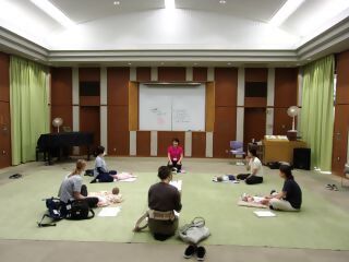 令和7年6月13日、森の図書館で「赤ちゃんと一緒にベビーダンス」が開催されました。
