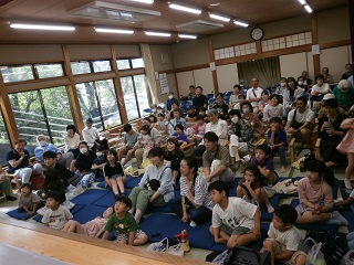 子どもから高齢者までの多世代が集まった会場