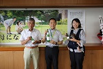 岩根さんと平井さんと市長が流山産のお米で作った日本酒を持って並んでいる様子