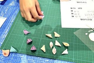 伝統工芸体験「つまみ細工でお花のクリップを作ろう！」講座
