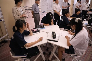 課題の振り返りをするようす