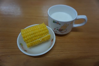 3時のおやつのとうもろこしと牛乳