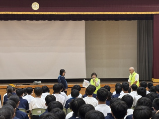 人権啓発物品を人権擁護委員協議会流山部会長から贈呈している様子
