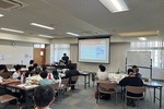 会議に関する説明を聞いている様子
