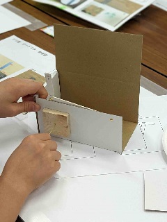 令和7年7月27日、杜のアトリエ黎明で、流山おおたかの森駅前観光情報センター主催の夏休み子ども講座「動くおもちゃを作ろう」が開催されました。