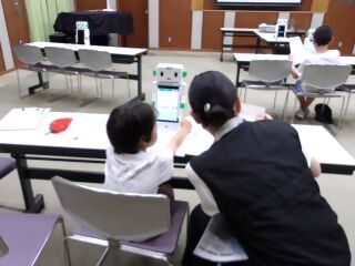 令和7年7月27日、森の図書館で「ロボットプログラミングワークショップ「こくり」を動かしてみよう!」が開催されました。