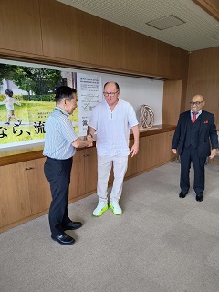 市長と握手するアルシンドさん